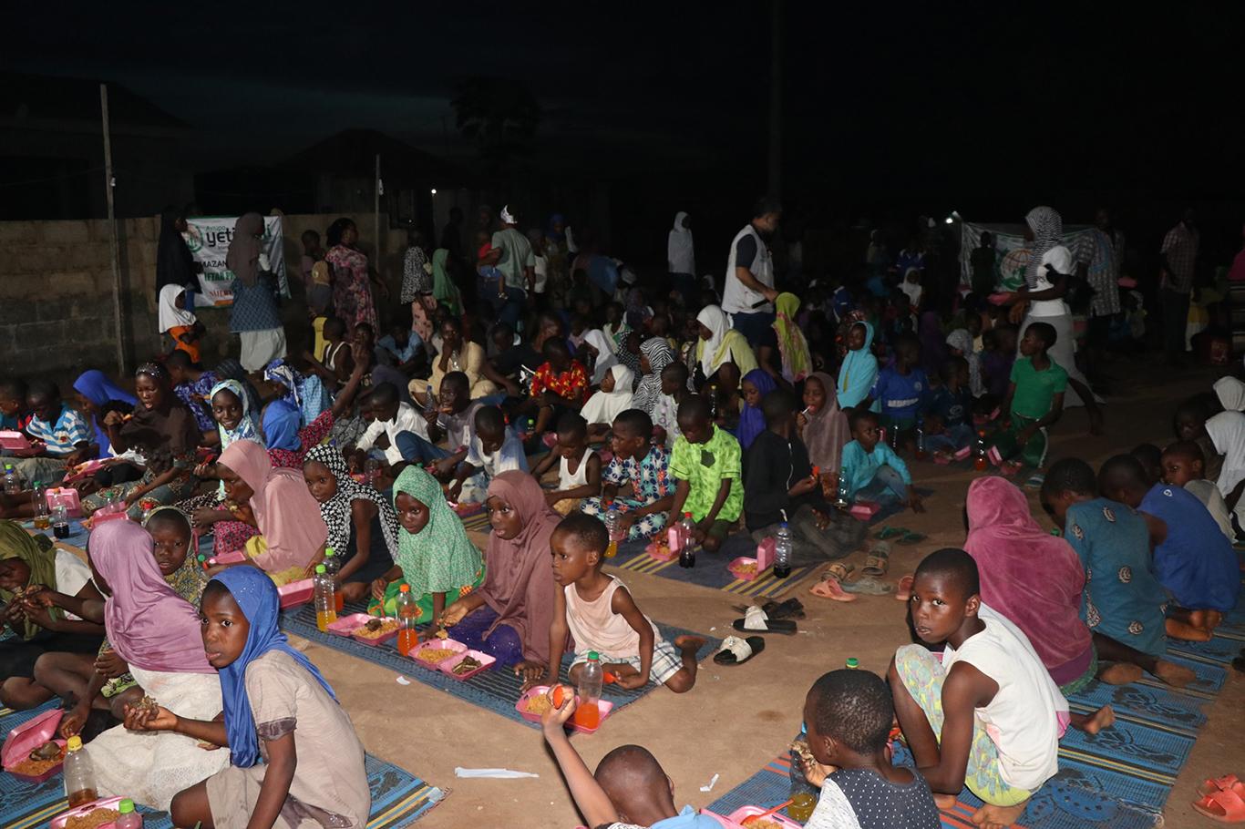 Avrupa Yetim Eli'nden Nijeryalı çocuklara iftar yemeği